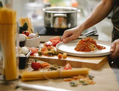 Las familias españolas cada vez comen peor: menos tiempo en la cocina y más comida preparada