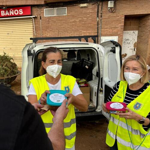 INTEROVIC, Mensajeros de la Paz y Cocineros en Acción reparten más de 2.000 raciones de cordero en Paiporta