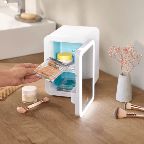 El gadget del verano lo tiene ALDI: mini nevera portátil con espejo LED por solo 34,99 euros