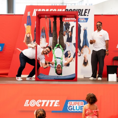 Una persona colgada boca abajo solo con pegamento: así sorprendió Loctite en Canarias con su evento “Nada es imposible”