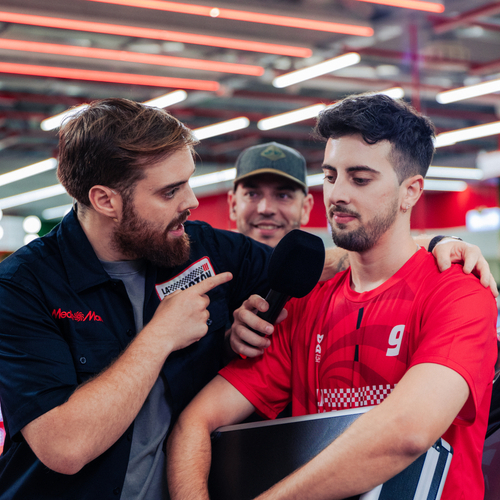 Veinte clientes de MediaMarkt compiten para ganar un Mercedes Clase A 250e