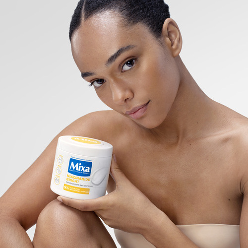 Di adiós a las manchas e imperfecciones con esta crema corporal con niacinamida