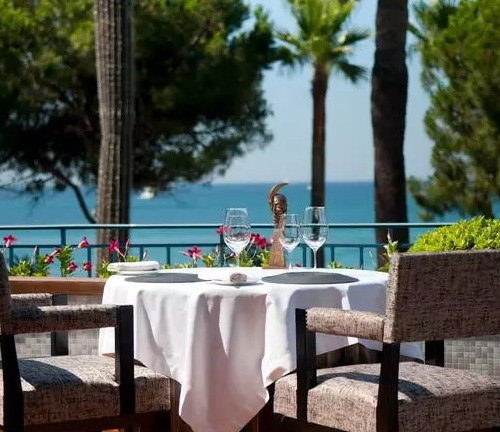 El 39% de los españoles gastará entre 200€ y 400€ en restaurantes por persona durante sus vacaciones de verano, según TheFork