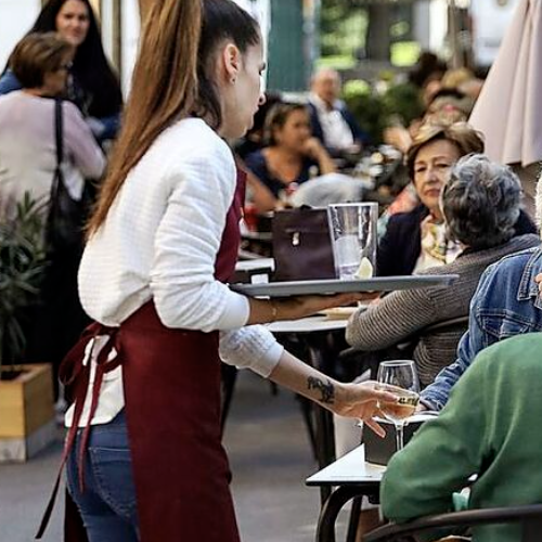 Los contratos en hostelería caen un 1,5% en el primer semestre de 2025