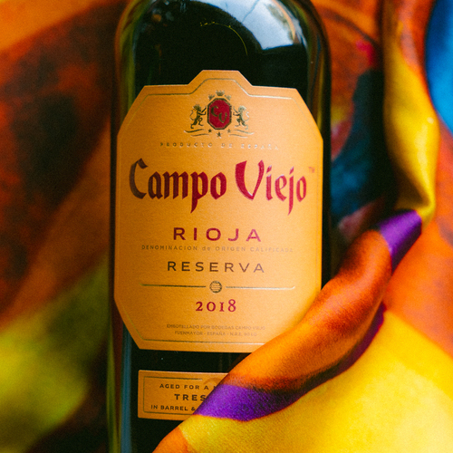 Campo Viejo rinde homenaje a los vendimiadores con un pañuelo de edición limitada diseñado por Romualda
