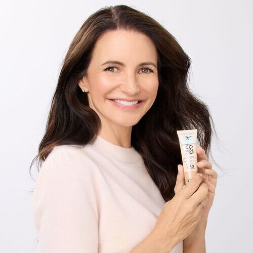 Kristin Davis protagoniza la nueva campaña «The Glow Comes Naturally» de IT Cosmetics para CC+ Nude Glow
