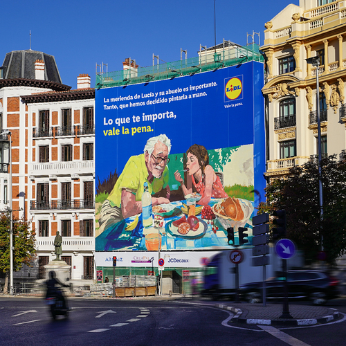 Lidl plasma su nueva plataforma de comunicación global ‘Lidl vale la pena’ en una lona gigante pintada a mano en directo en Madrid