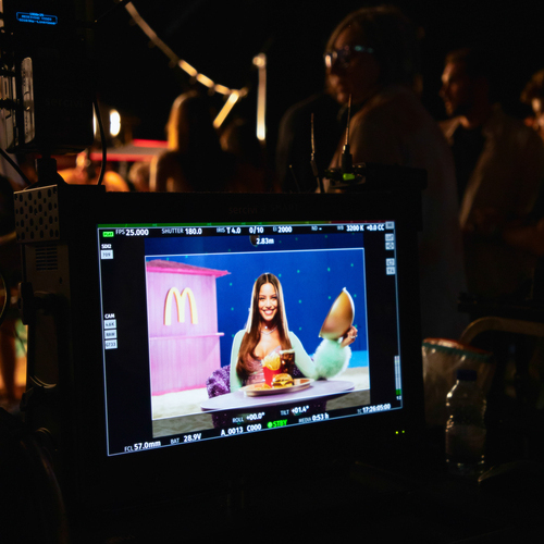 Emilia Mernes lanza el Menú Shiny de McDonald’s inspirado en su imprescindible del verano: el brillo