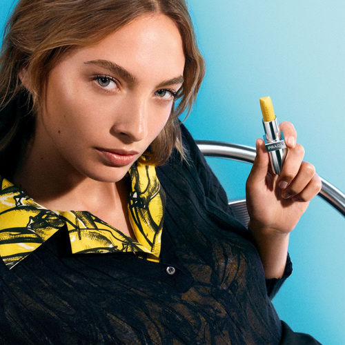 Prada Beauty lanza el nuevo Prada Balm en Banana Yellow