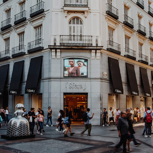 Las principales calles comerciales españolas reducen al 5,6% la desocupación y la renta media ya supera la de 2019, según Savills