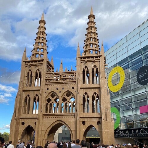 Smurfit Westrock dona tres toneladas de cartón reciclado para levantar una réplica de la Catedral de Burgos