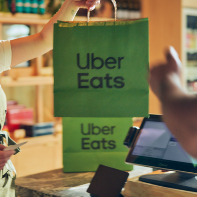 ¿Qué quieren los jóvenes? Comida sin desplazamientos y trayectos seguros: 1 de cada 3 se siente más feliz al pedir a domicilio y el 60% pide Uber por seguridad