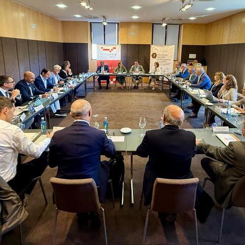 Once asociaciones autonómicas de la industria alimentaria lamentan que la fragmentación interna de la UE debilite su capacidad de negociación frente a la avalancha de aranceles de Estados Unidos y China
