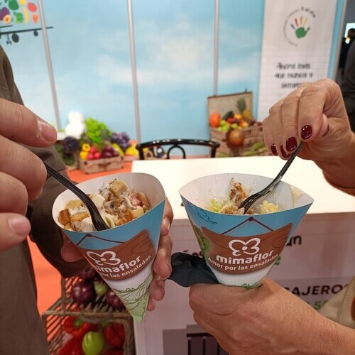 El stand de "5 al día" vuelve a sorprender en Fruit Attraction con el carrito de ensaladas de Primaflor