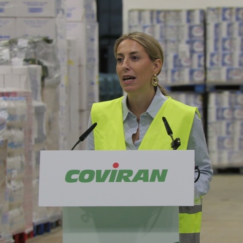 La presidenta de Extremadura, María Guardiola, visita la plataforma de distribución de Coviran en Mérida
