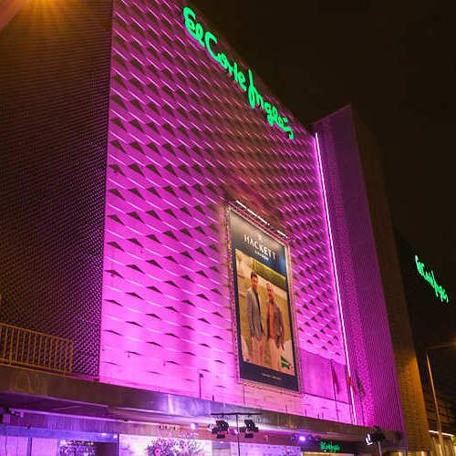 El Corte Inglés ilumina sus fachadas de rosa en apoyo a la lucha contra el cáncer de mama
