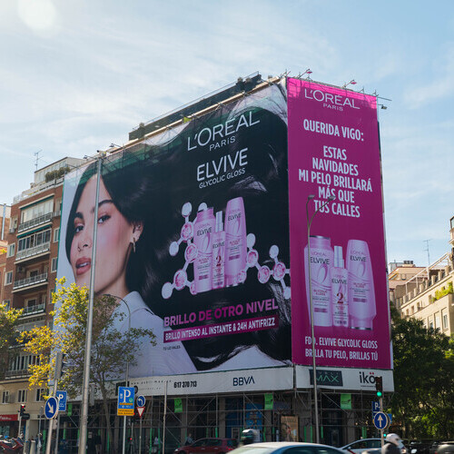 L'Oréal Paris desafía a la Navidad de Vigo con el nuevo Elvive Glycolic Gloss: una campaña innovadora que apuesta por el brillo para conectar con la audiencia más joven
