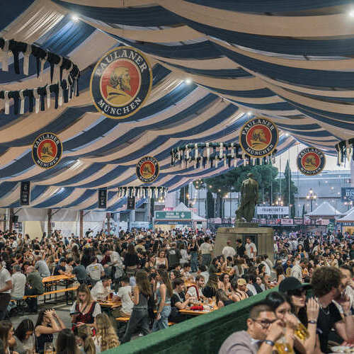 Cerveza, música y ambiente bávaro en el arranque del Oktoberfest Barcelona