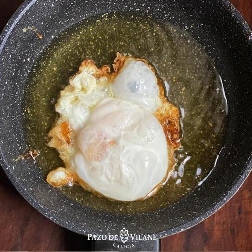 Cómo preparar un huevo frito con puntilla y no poner la cocina perdida de aceite en el intento