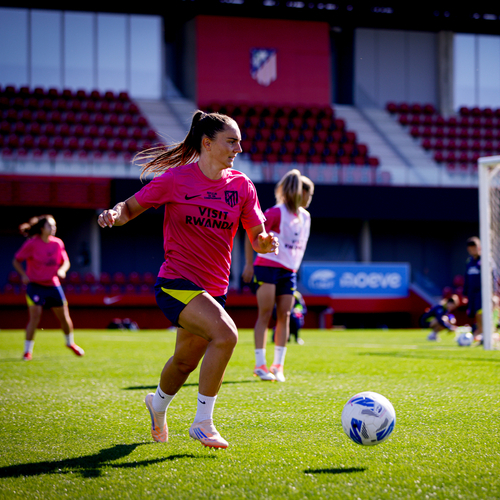 Solán de Cabras y el Atlético de Madrid lanzan una camiseta solidaria en apoyo a la lucha contra el cáncer de mama