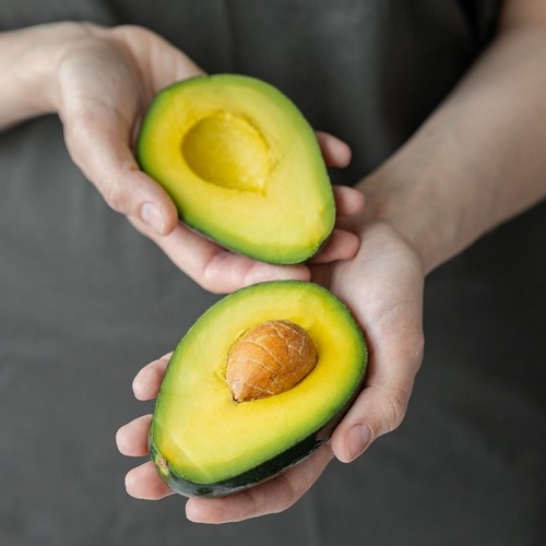 El aguacate en otoño-invierno: más que una fruta, tu escudo natural contra el cambio estacional