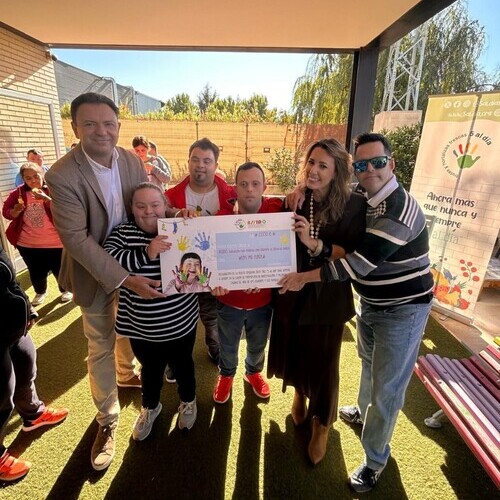 La Asociación '5 al día' entrega en Murcia el cheque con lo recaudado durante Fruit Attraction y conoce de primera mano la labor que ASSIDO realiza cada día con sus usuarios y familias