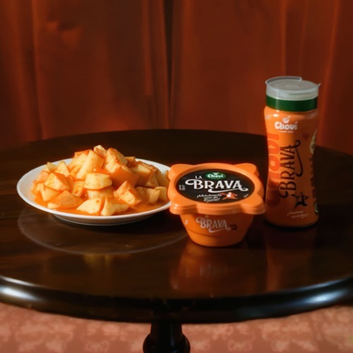 Choví presenta su nueva salsa Brava de la mano de Agustín Bravo y Cañita Brava en una divertida campaña