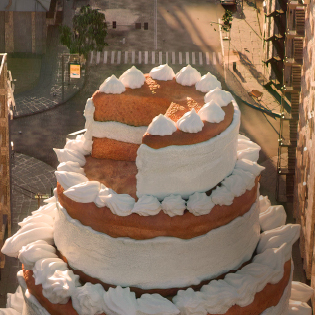 Consum celebra su 50 aniversario compartiendo más de 80.000 raciones de una “gran tarta” con sus clientes y sus trabajadores