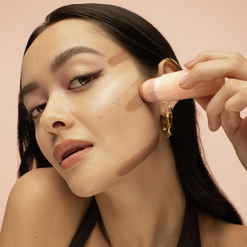 Si estás buscando una base de maquillaje multiusos en barra, necesitas probar Lifter Stix de Maybelline NY