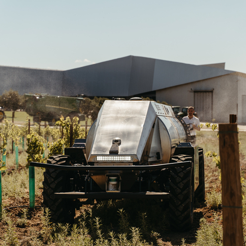 Acesur y John Deere establecen una colaboración para evaluar el robot agrícola autónomo GUSS en los olivares de la compañía 