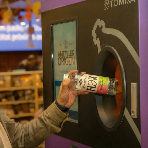 Grup Ametller Origen impulsa la circularidad con la primera máquina de recogida de envases reutilizables de la distribución en España
