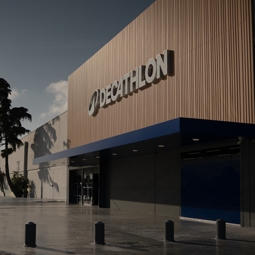 Decathlon renueva la imagen de su icónica tienda en Alcorcón para celebrar más de 30 años junto a los vecinos del sur de Madrid