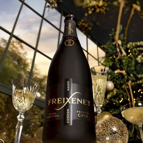Freixenet responde a las luces de Navidad en Barcelona con una acción a lo grande: “Yo llevo el cava”
