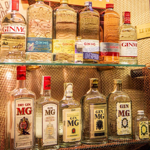 Un museo en la barra: un bar de León atesora el mayor archivo histórico de botellas de Gin MG fuera de la destilería