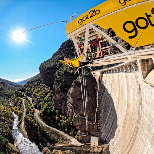 Laura Escanes pone a prueba la fijación de la gama de productos GLUED de got2b haciendo puenting