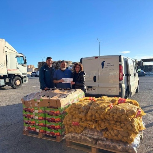 Lázaro dona 1.000 kilos de patatas y batatas a Casa Caridad