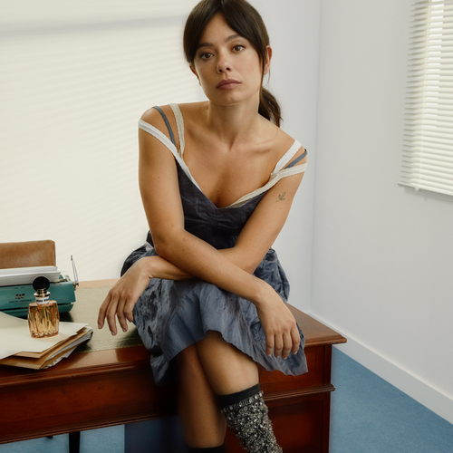 Anna Castillo protagoniza la nueva campaña de Miutine, la fragancia más irreverente de Miu Miu