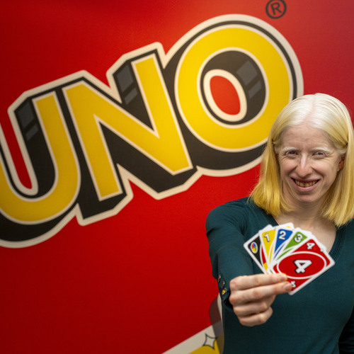 UNO Braille: el juego de cartas más popular, ahora más inclusivo que nunca