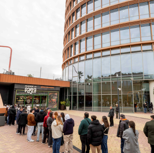 Muerde la Pasta inaugura en Torre Sevilla una nueva era y lleva el buffet todo incluido a otro nivel