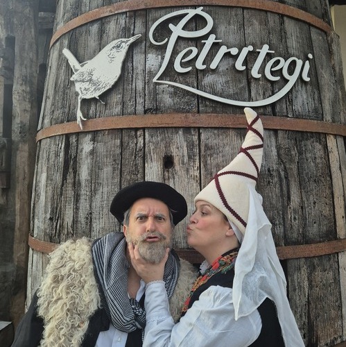 Petritegi reparte sidra por Navidad y quiere estar en todas las mesas
