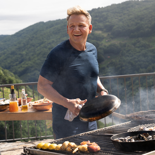El chef británico utilizó el Godello Vía Romana Do Camiño para cocinar y destacó la viticultura heroica y el paisaje de la zona