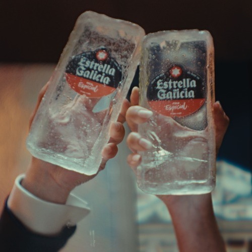 Estrella Galicia arranca el año brindando con hielo para celebrar su mejor decisión