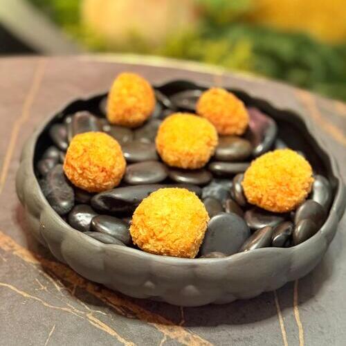 Cremosa, sabrosa y con guiño japonés: así es la cremosa croqueta de carabinero de KŌ by 99 Sushi Bar