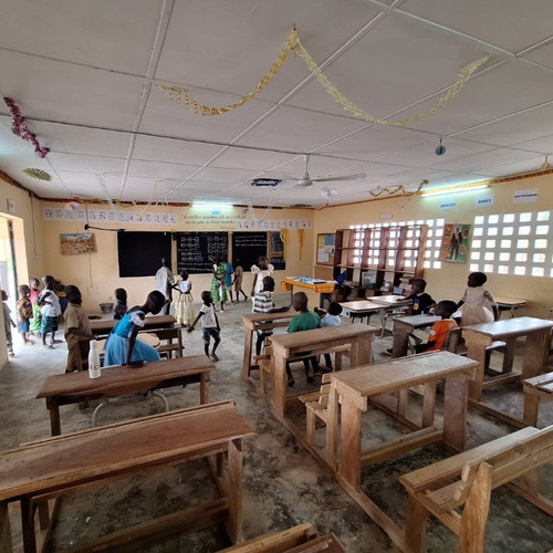 Lacasa KKO Foundation inaugura una nueva aula en su escuela de Costa de Marfil y refuerza la formación sanitaria del hospital local