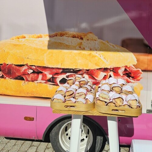 INTERPORC reparte más de 3.000 bocadillos saludables en el Olympic Festival de Sierra Nevada