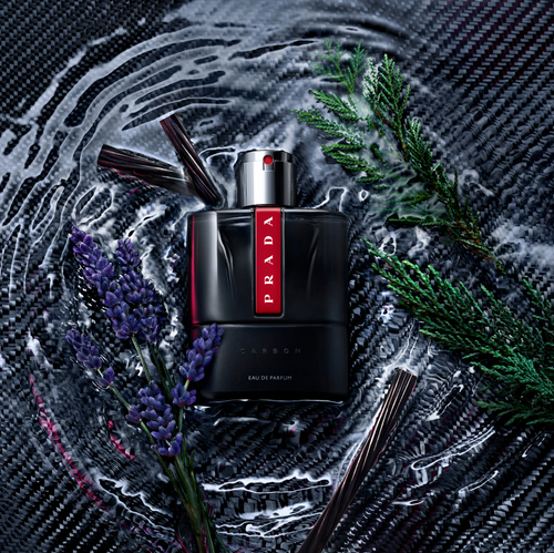 La gama Prada Luna Rossa evoluciona con Luna Rossa Carbon EDP: una reinterpretación gourmand oscura del fougère clásico