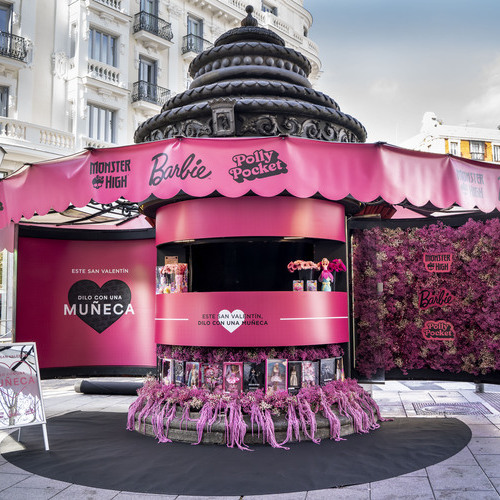 El centro de Madrid se tiñe de rosa y negro: el pop-up de muñecas collector de Mattel atrae a miles de visitantes