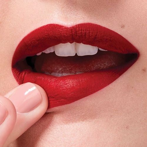 Consigue unos labios rojos con Maybelline New York, el tono perfecto para una noche de cita