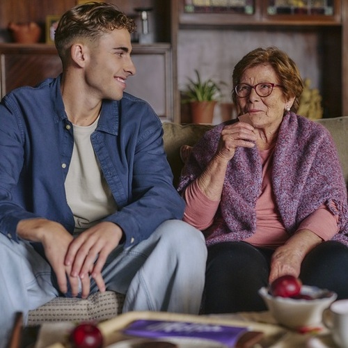 Milka, como patrocinador de LALIGA, homenajea en su nueva campaña a los abuelos, héroes anónimos que impulsan las pasiones e ilusiones de sus nietos