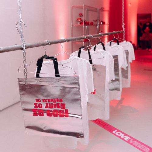 Pink Lady® celebra San Valentín con la frutería pop-up más icónica de Madrid